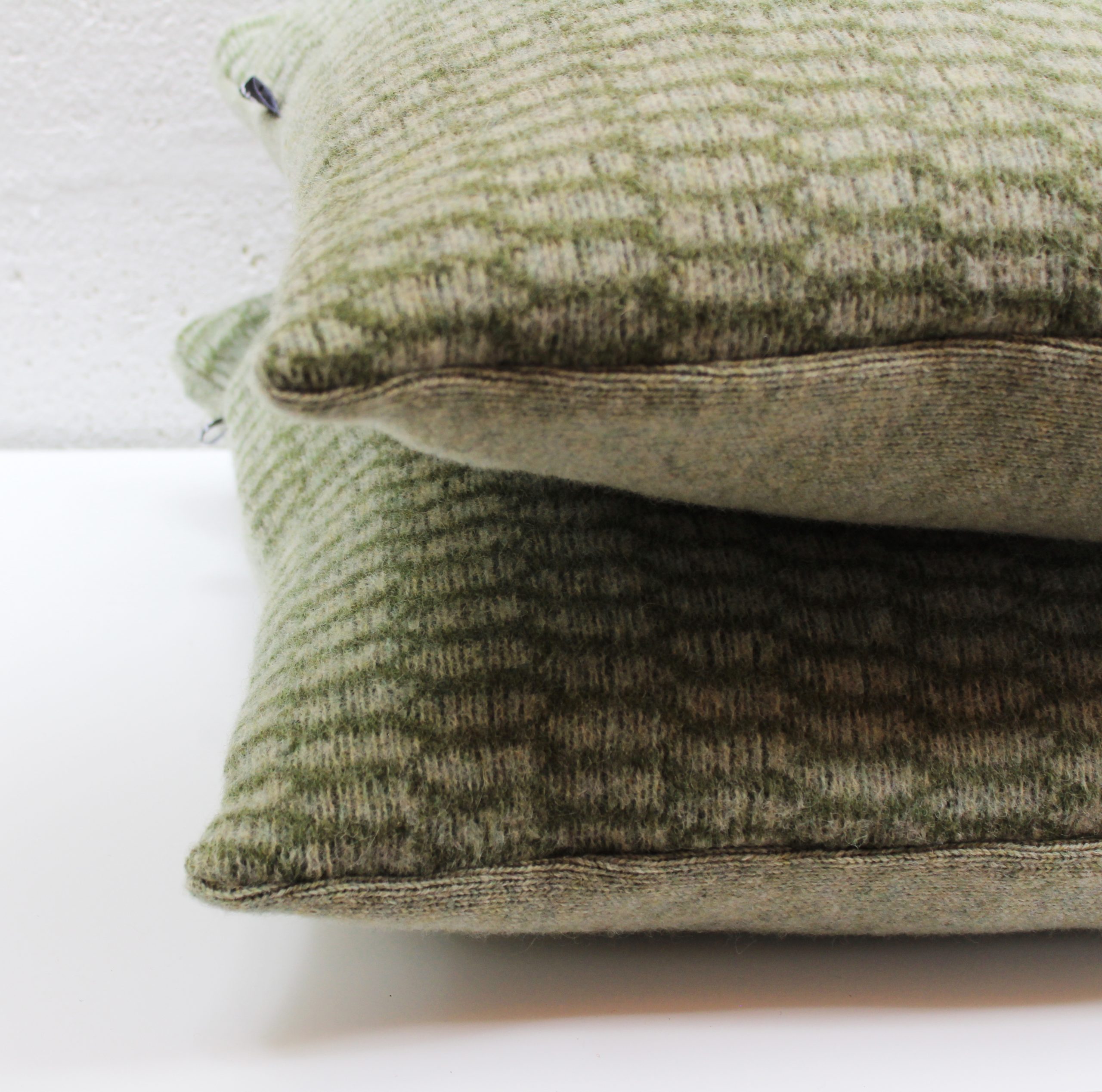 Cell patterned two colour cushion - Image 4